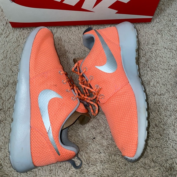 WMNS NIKE ROSHERUN - Picture 3 of 4